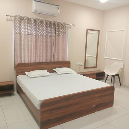 Vaatsaly Home'S Rooms Indore Exterior photo