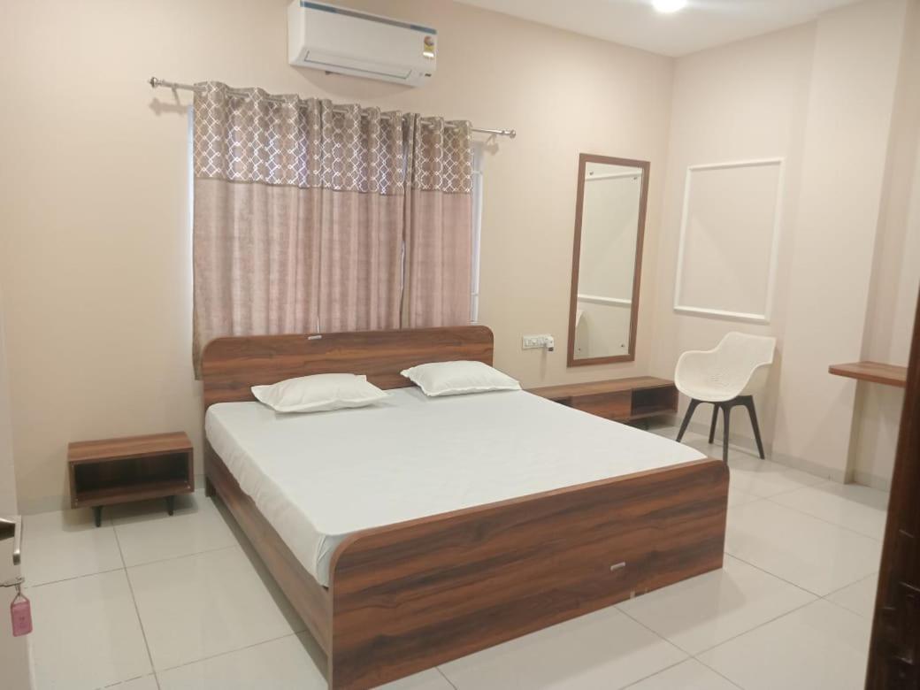 Vaatsaly Home'S Rooms Indore Exterior photo